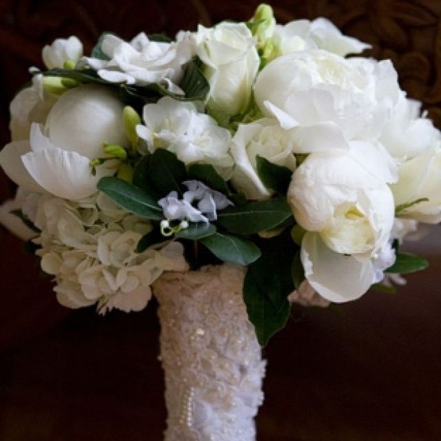 Inspira-te: 10 flori albe perfecte pentru un buchet de mireasa