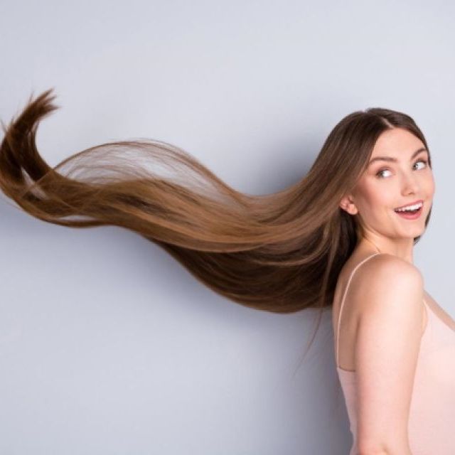 Uleiul esențial de Rozmarin – tot ce ai nevoie pentru un păr sănătos și strălucitor