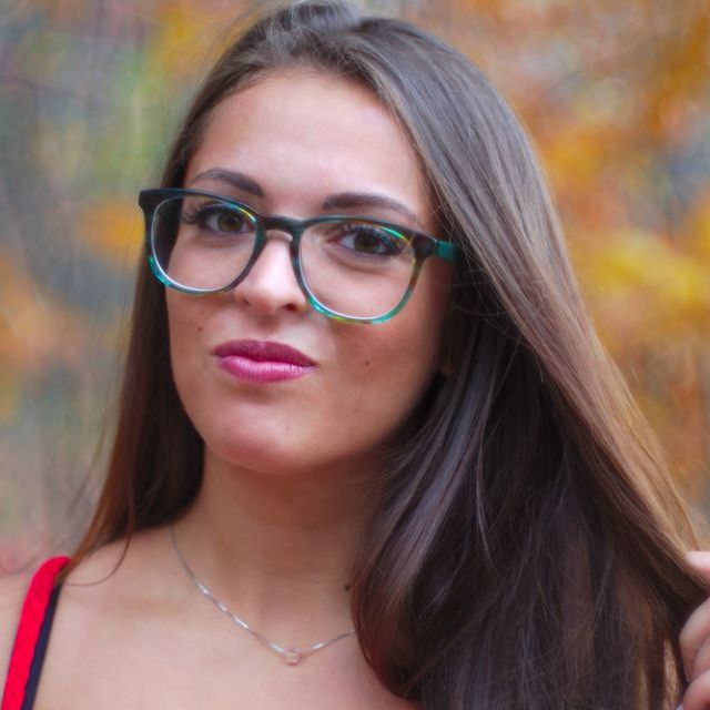 5 motive pentru care femeile care poarta ochelari sunt mai atractive in ochii barbatilor