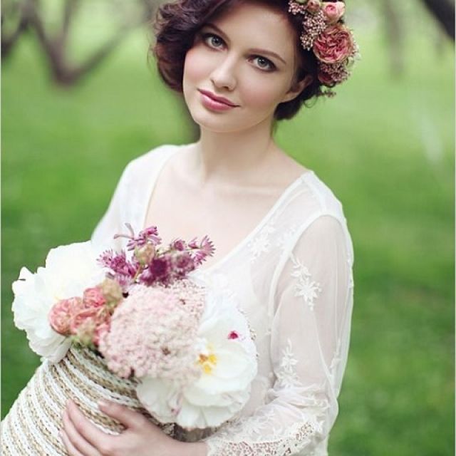 Coafuri de mireasa cu flori: puritate si feminitate in ziua nuntii