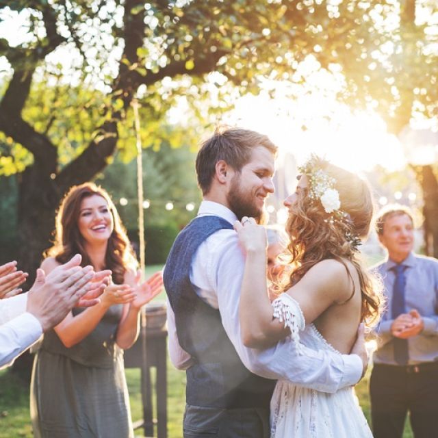 6 lucruri salvatoare pe care trebuie sa le ai in poseta in ziua nuntii tale