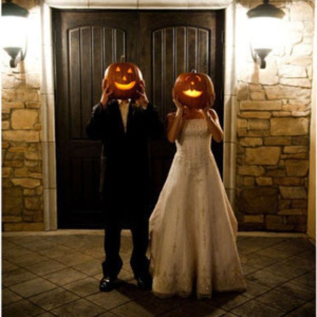 Nunta de Halloween: rochii de mireasa, accesorii, idei si decoratiuni
