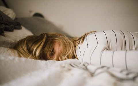 7 pasi care te vor ajuta să îți îmbunătătești calitatea somnului