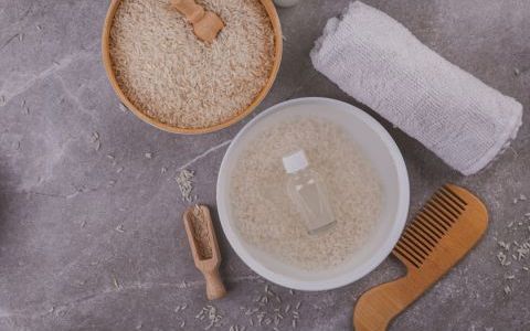Apa de orez pentru păr: miracol sau nu?