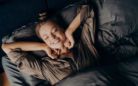 Poziția de somn care îți distruge mușchii și te îmbătrânește