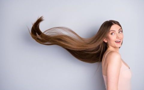 Uleiul esențial de Rozmarin – tot ce ai nevoie pentru un păr sănătos și strălucitor
