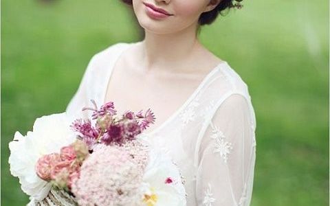 Coafuri de mireasa cu flori: puritate si feminitate in ziua nuntii