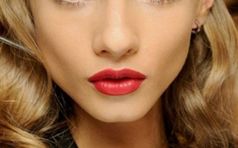 10 produse de make-up indispensabile, pe care uiti sa le folosesti