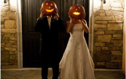 Nunta de Halloween: rochii de mireasa, accesorii, idei si decoratiuni