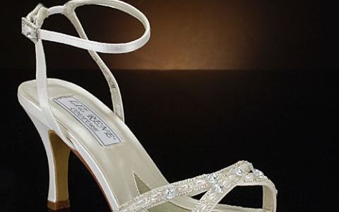 Castiga o pereche de sandale de mireasa in valoare de 580 de lei, oferita de e-Ivory.ro!