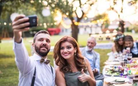 15 lucruri nepoliticoase pe care cei mai multi invitati le fac la nunta
