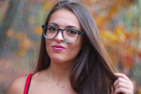 Femeie bruneta cu ochelari de vedere