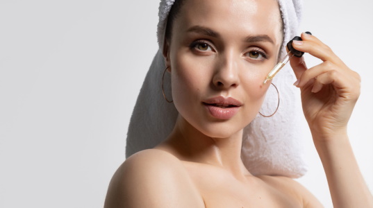 femeie care foloseste acid salicilic