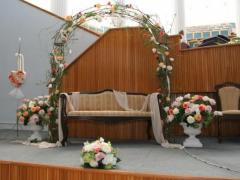 Arcada pentru nunta in interiorul bisericii