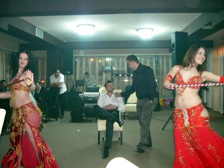 Dansatoare orientale la nunta