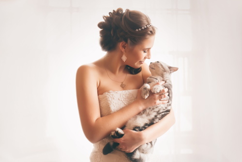 femeie cu pisica in brate