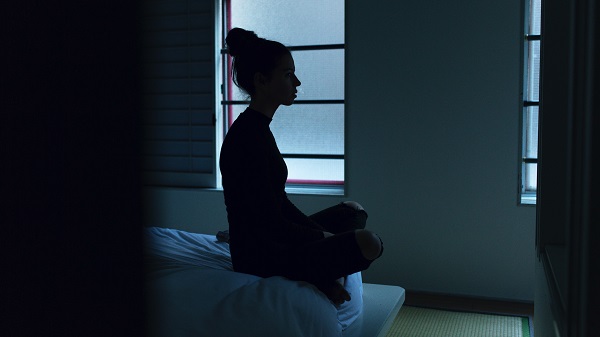femeie mediteaza in pat