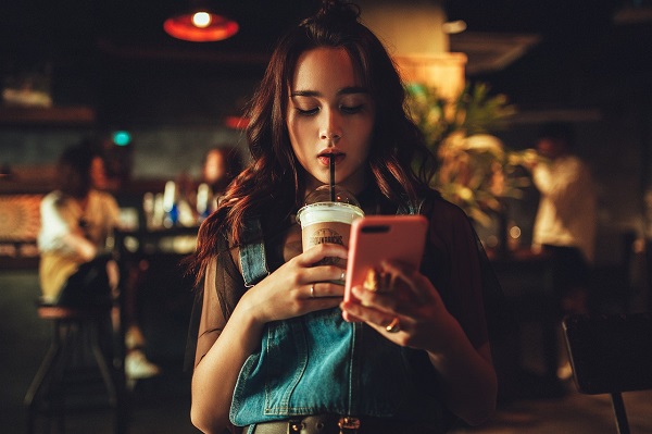 femeie sta pe telefon in bar