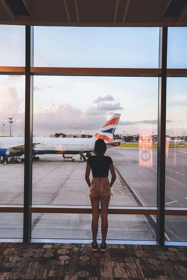 femeie asteapta avionul