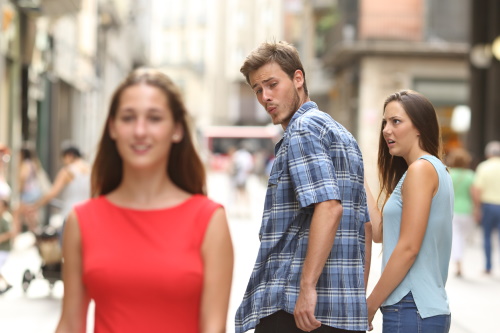 barbat care se uita dupa o alta femeie