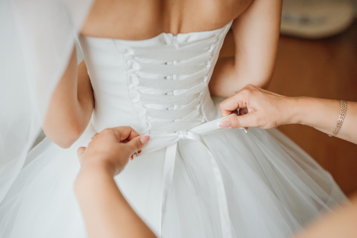 femeie in rochie de mireasa