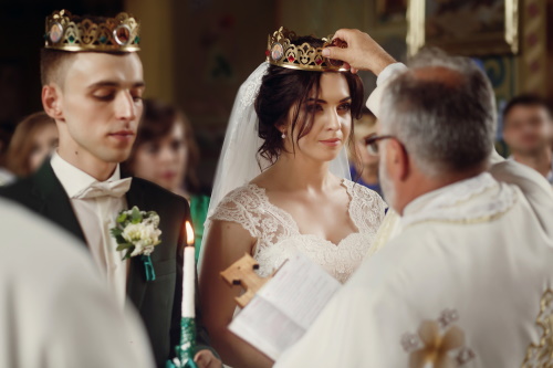barbat si femeie la cununie religioasa