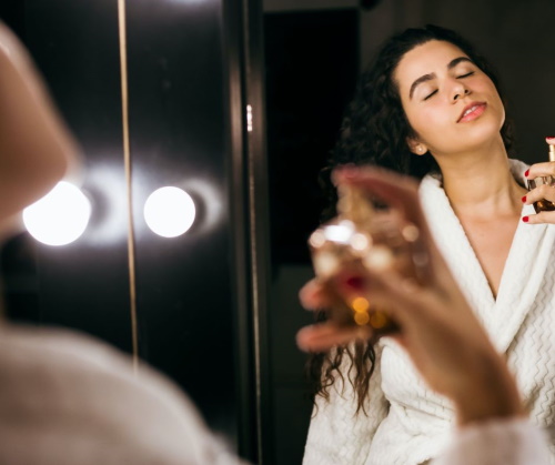 femeie care se da cu parfum