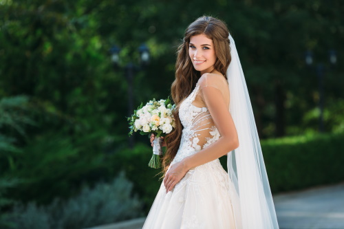 femeie in rochie de mireasa