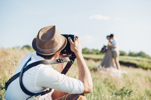 fotograf care pozeaza miri