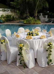 decoratiuni pentru o nunta pe marginea piscinei