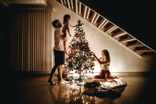 familie in jurul bradului