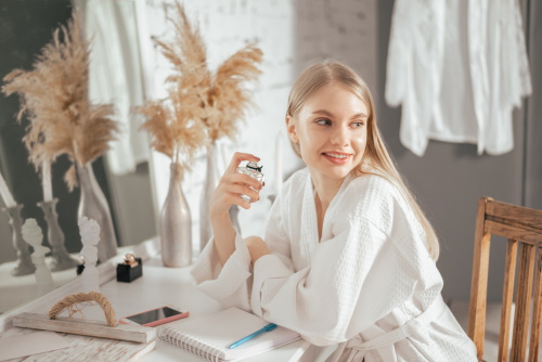 femeie care se da cu parfum