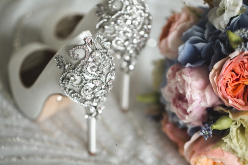 pantofi si buchet de flori pentru nunta