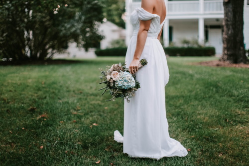 femeie in rochie de mireasa