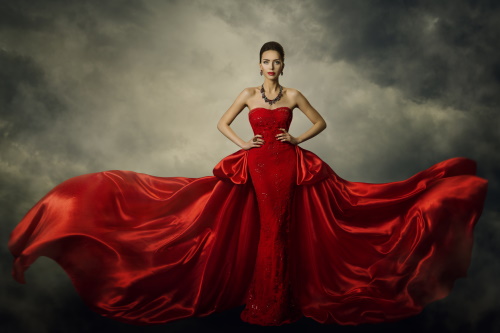 femeie in rochie rosie