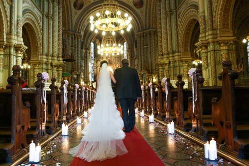 tata care conduce mireasa la altar