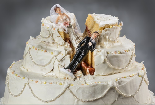 figurine mire si mireasa pe tort distrus