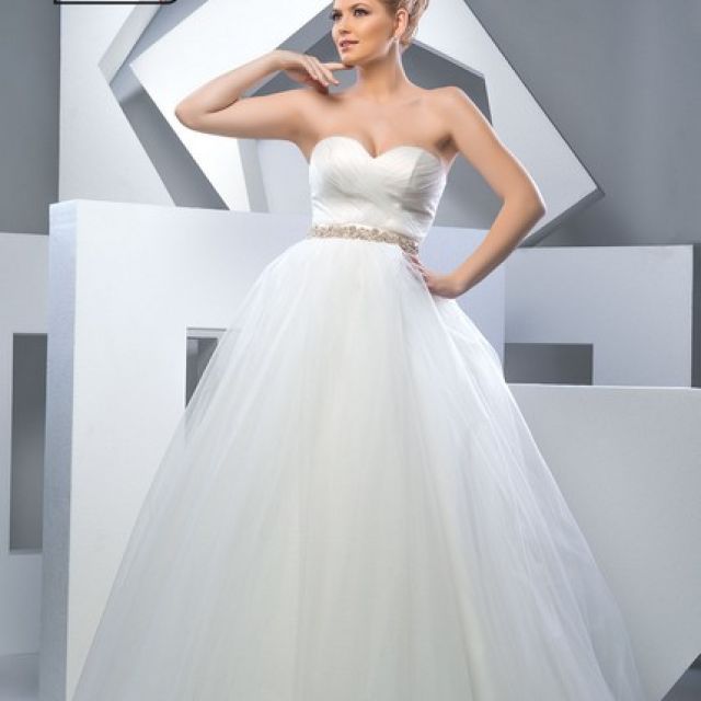 Reduceri de 50% la toate rochiile de mireasa din colectiile Aristocrat Boutique!