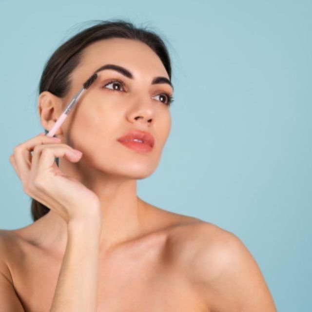 5 produse de care ai nevoie pentru un machiaj de zi simplu si de efect