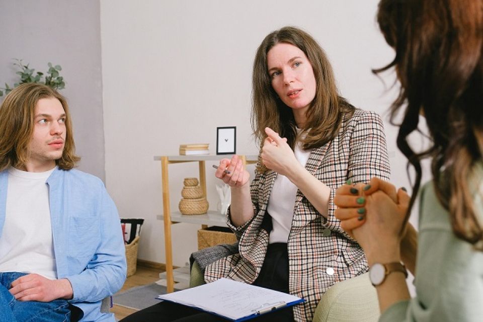 7 semne că terapeutul de cuplu nu este potrivit