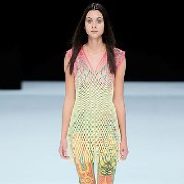Trend alert: Pantalonii in culori tari si imprimeuri vibrante