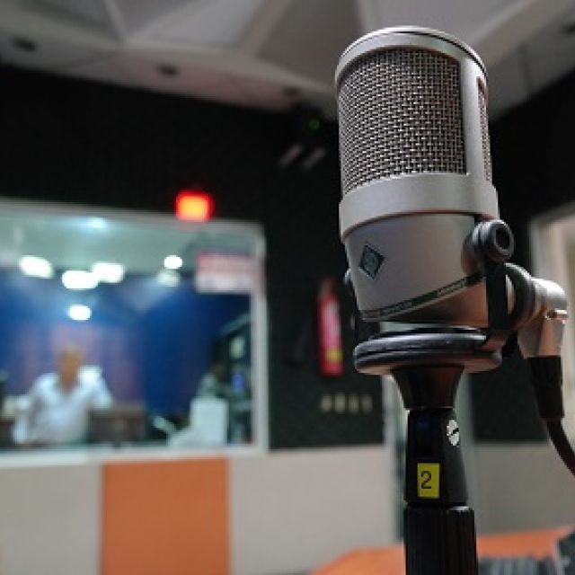Jobul la radio, deseori intalnit in CV-urile vedetelor