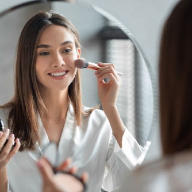 Cum sa-ti protejezi tenul cu tendinta acneica atunci cand aplici produse de make-up