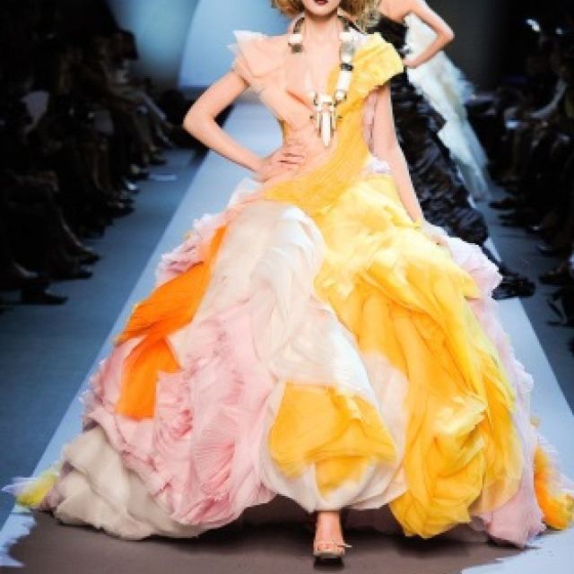 Tendinte toamna-iarna 2011-2012: colectiile de rochii couture