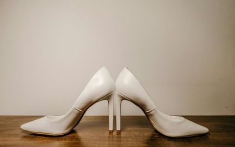 Poți purta pantofi albi la o nuntă? Ce spun specialiștii