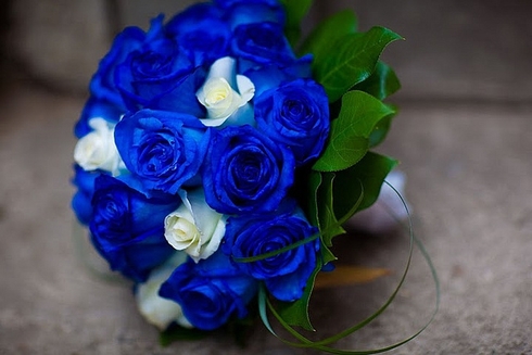 Buchet din trandafiri albastri si albi; Pret: 390 lei