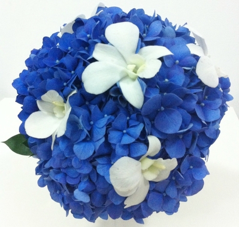 Buchet din hortensii albastre si orhidee dendrobiu; Pret: 180 lei