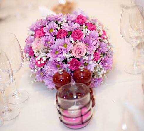 Aranjament cu miniroze, crizanteme olandeze si gypsophila; Pret: 150 lei