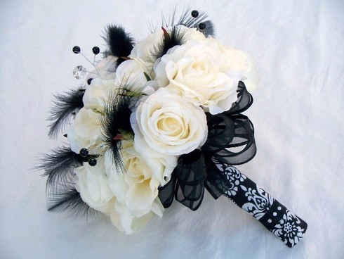 Buchet din trandafiri albi cu accesorii negre; Pret: 300 lei 