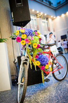 Bicicleta pe post de aranjament floral